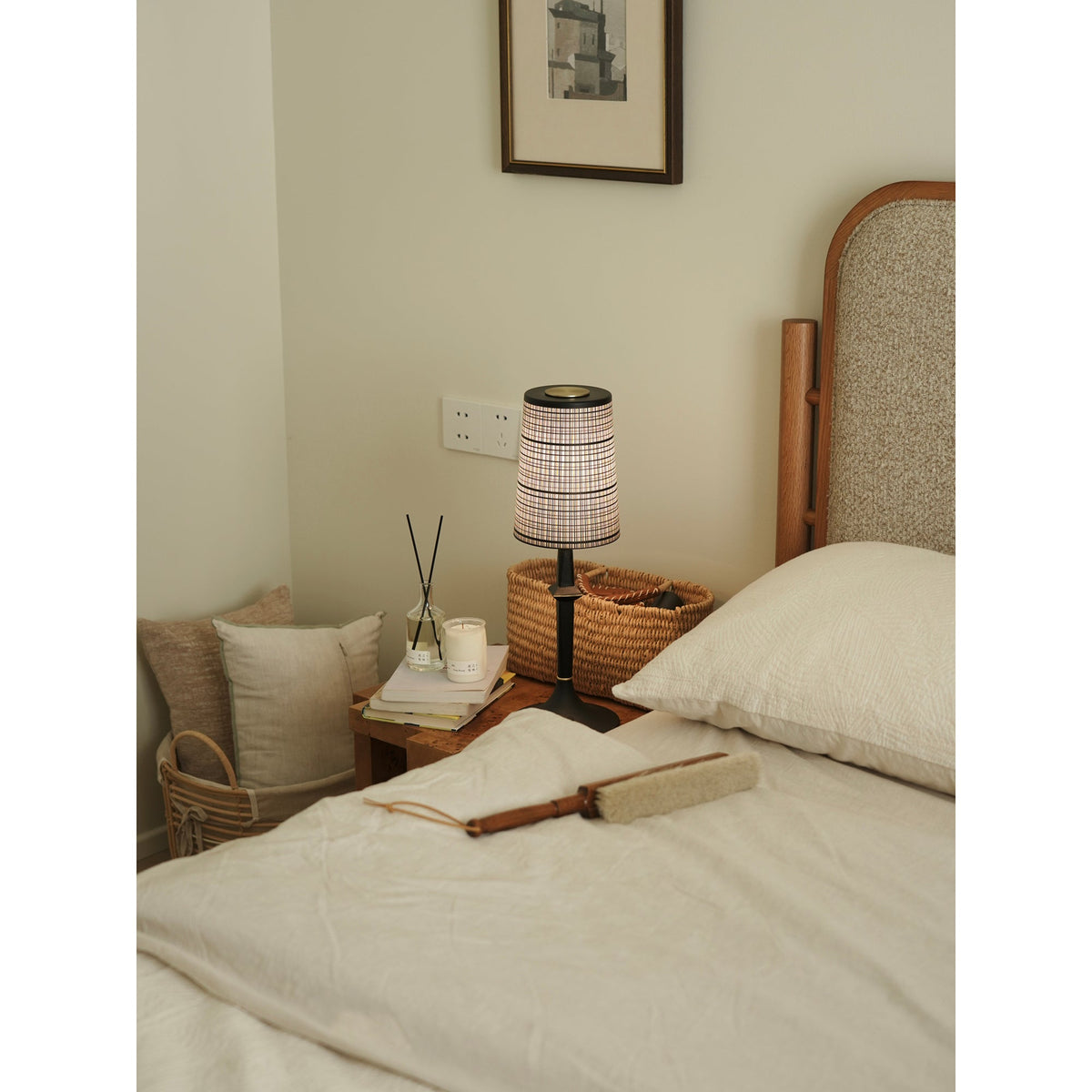 devon-black-table-lamp
