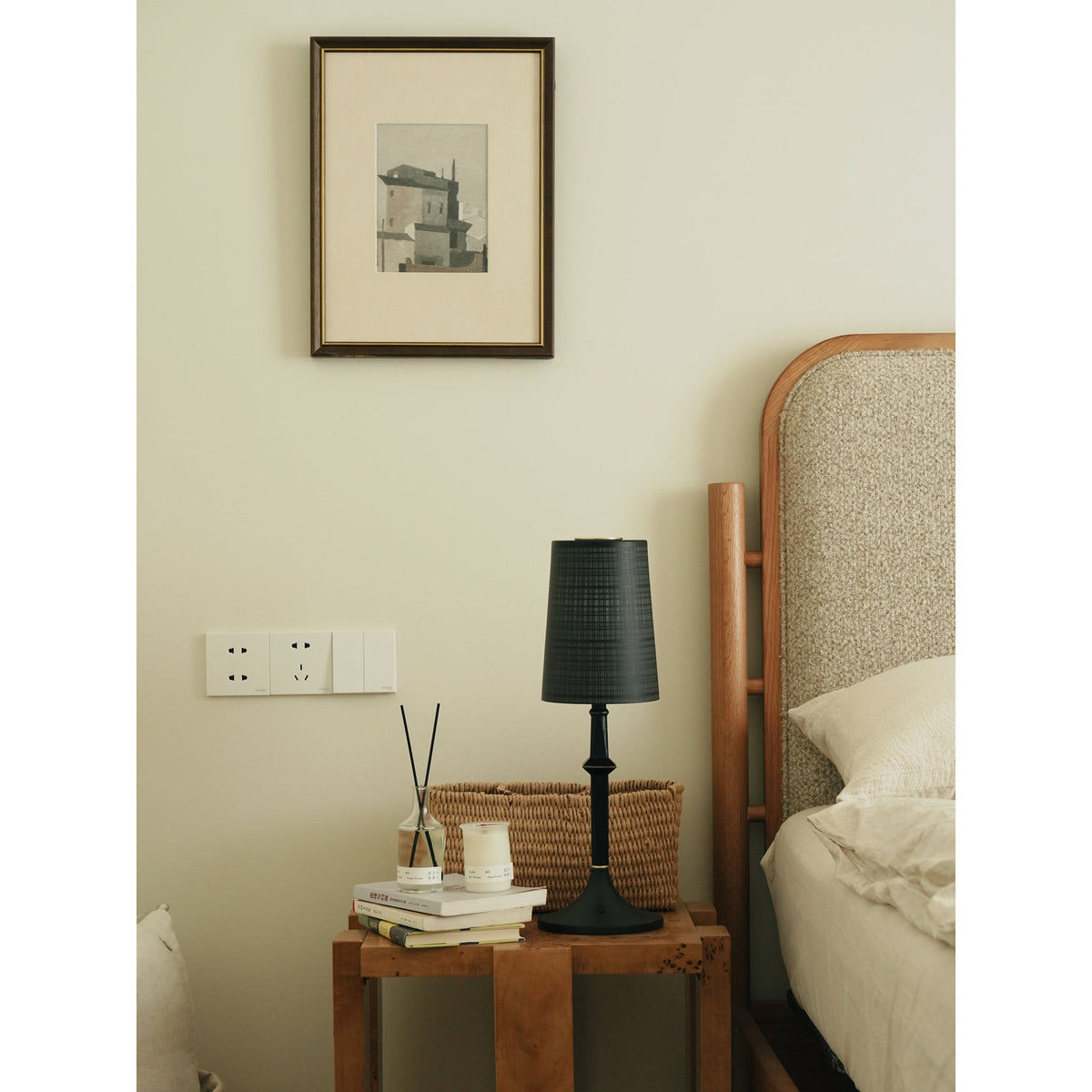 devon-black-table-lamp