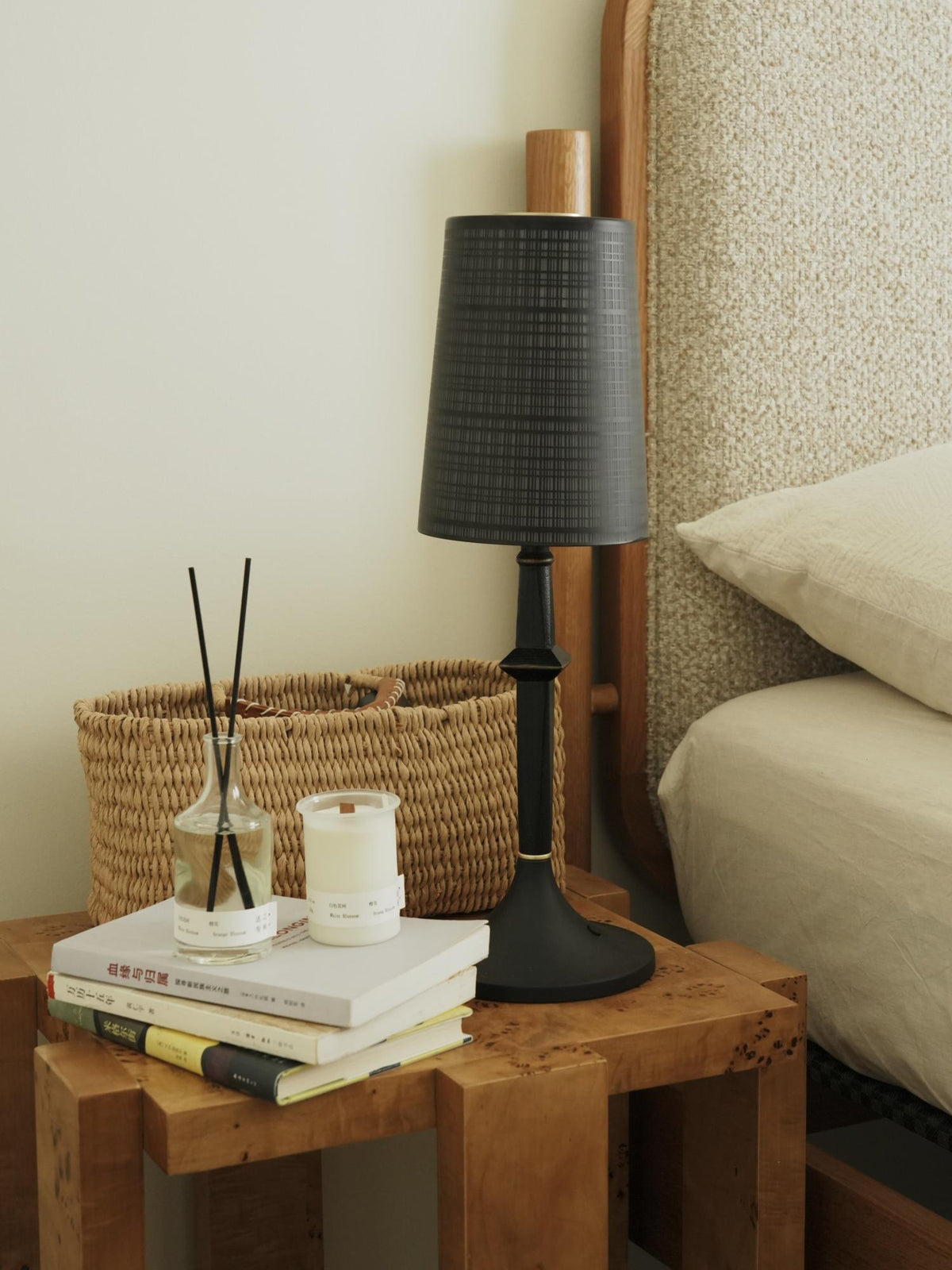 devon-black-table-lamp