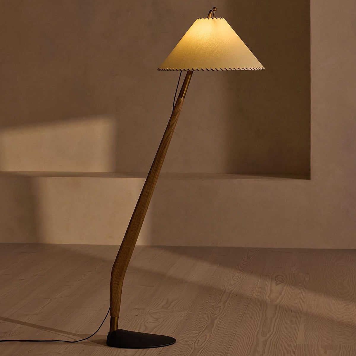 Driftwood Tilt Floor Lamp – Natural Wood & Fabric Shade, Modern Floor Light