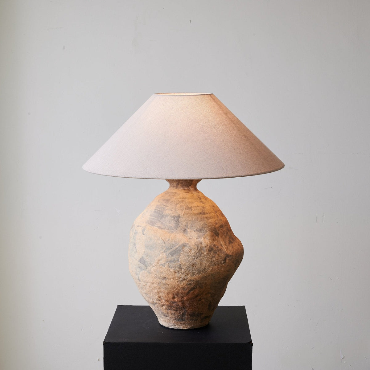 Duna Sculptural Ceramic Table Lamp with Linen Shade for Bedroom & Living Room