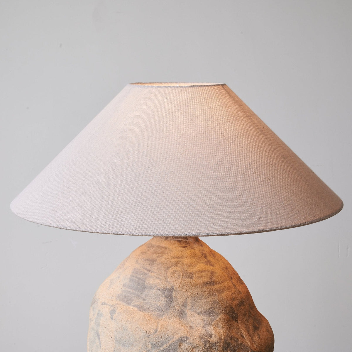 Duna Sculptural Ceramic Table Lamp with Linen Shade for Bedroom & Living Room