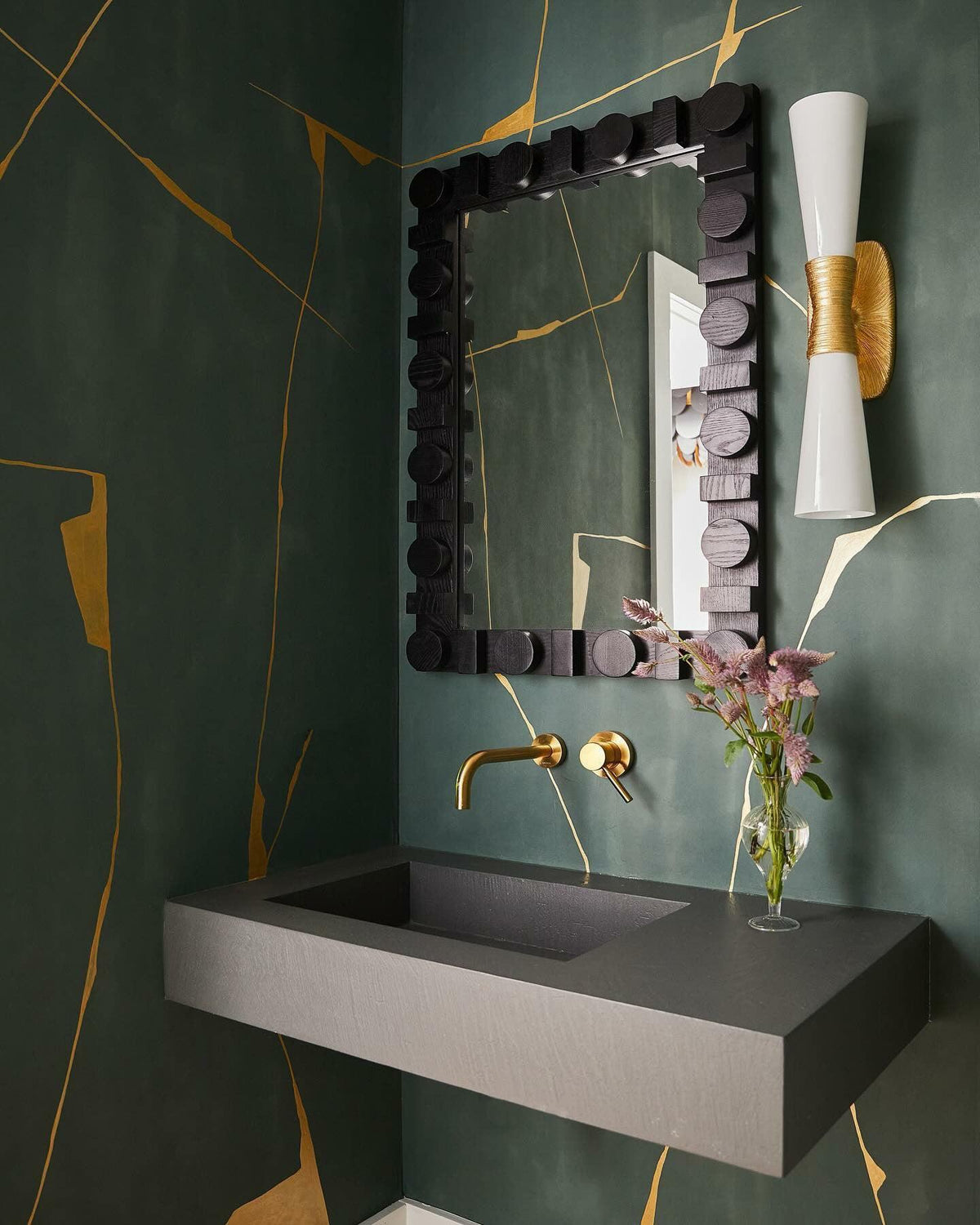 fanfare-wall-light