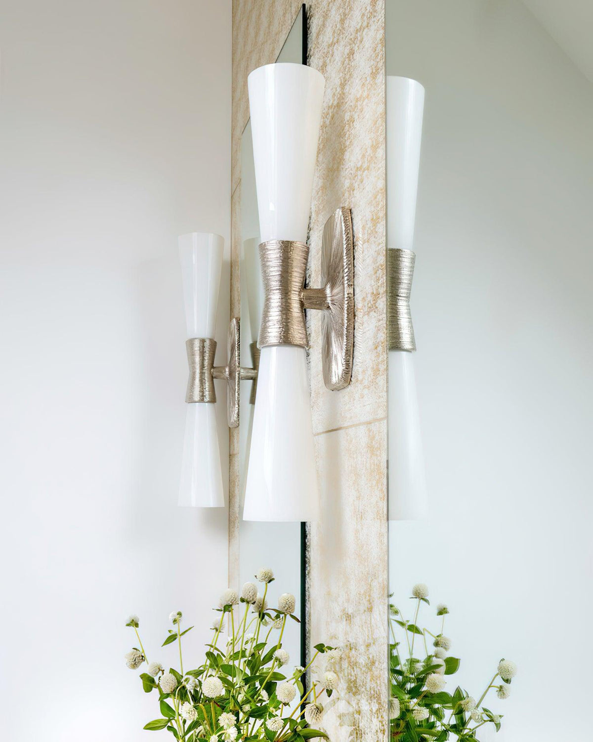 fanfare-wall-light