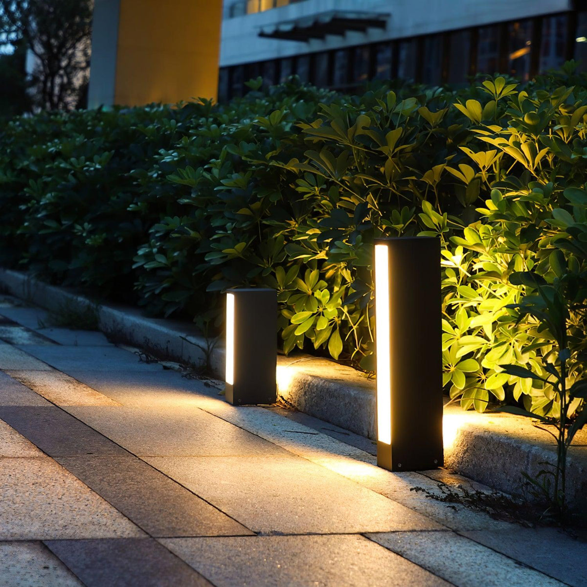 Faro Outdoor Post Light – Modern Cast Aluminum LED Lamp for Pathways & Gardens