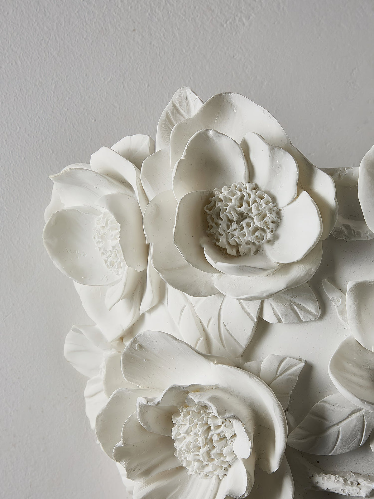 Floranza Ceramic Wall Sconce with Floral Relief – Modern LED Wall Light