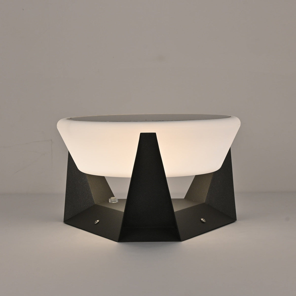 Geobase Solar Outdoor Post Light – Modern Geometric LED Garden Lamp