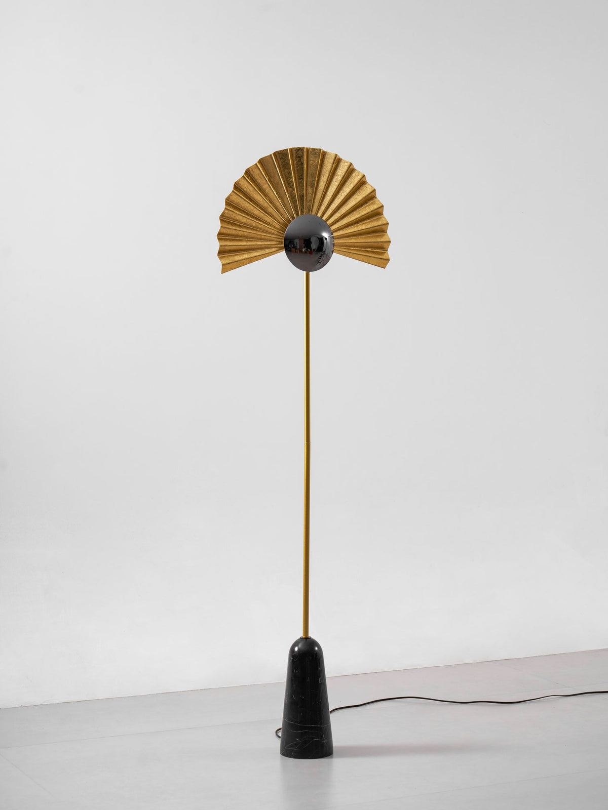 Gilded Fan Floor Lamp – Art Deco Illumination for Modern Living Spaces