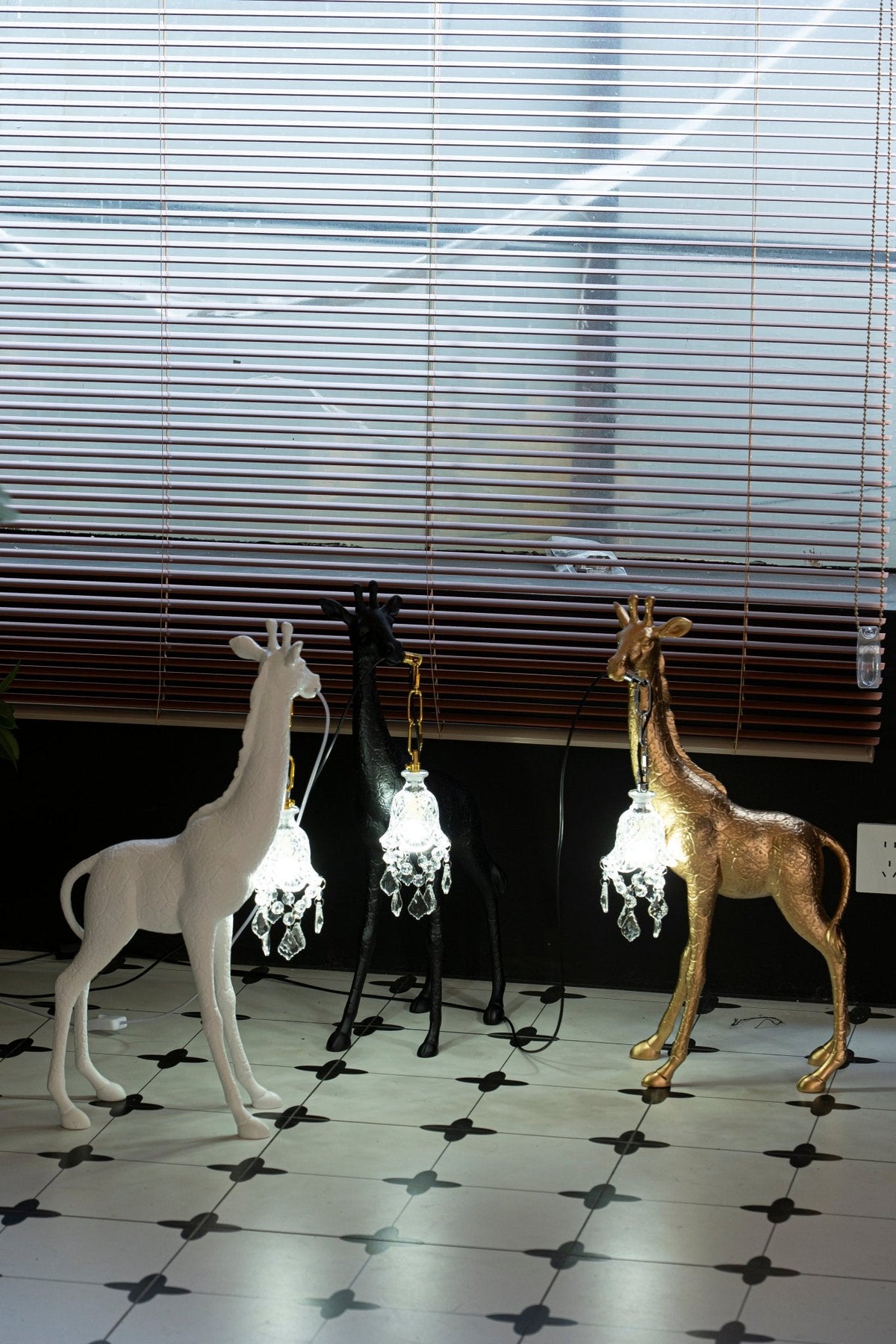 Giraffe Royale Sculpture Floor Lamp – Modern Crystal Pendant Light
