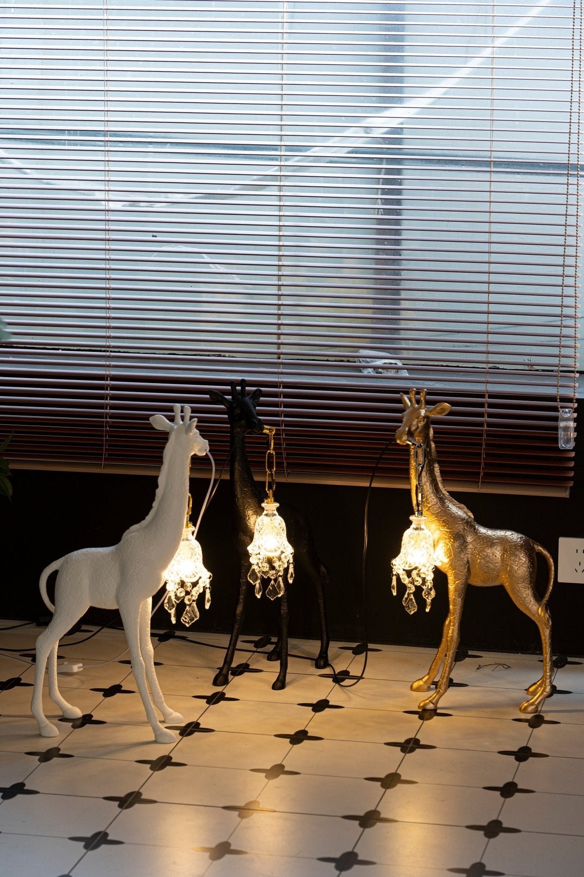 Giraffe Royale Sculpture Floor Lamp – Modern Crystal Pendant Light