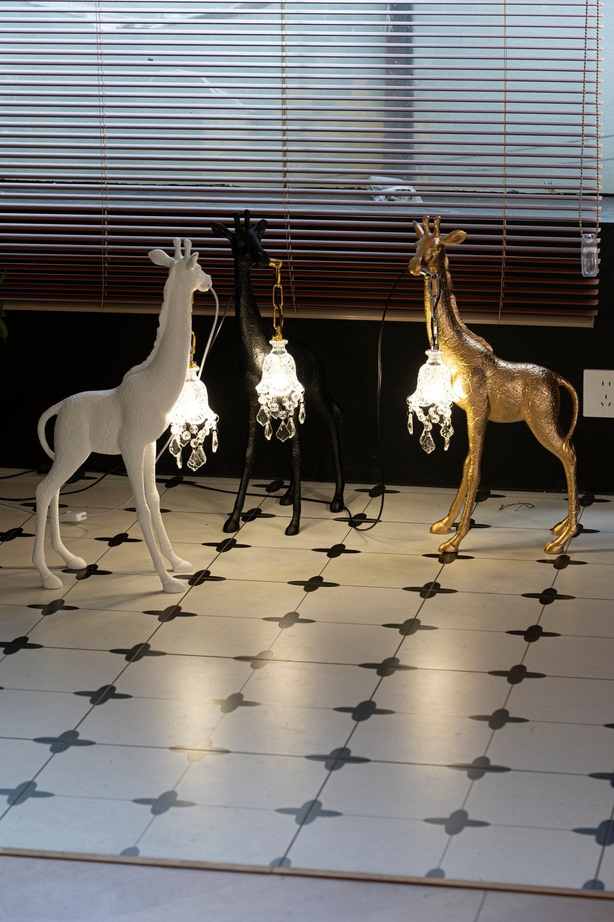 Giraffe Royale Sculpture Floor Lamp – Modern Crystal Pendant Light