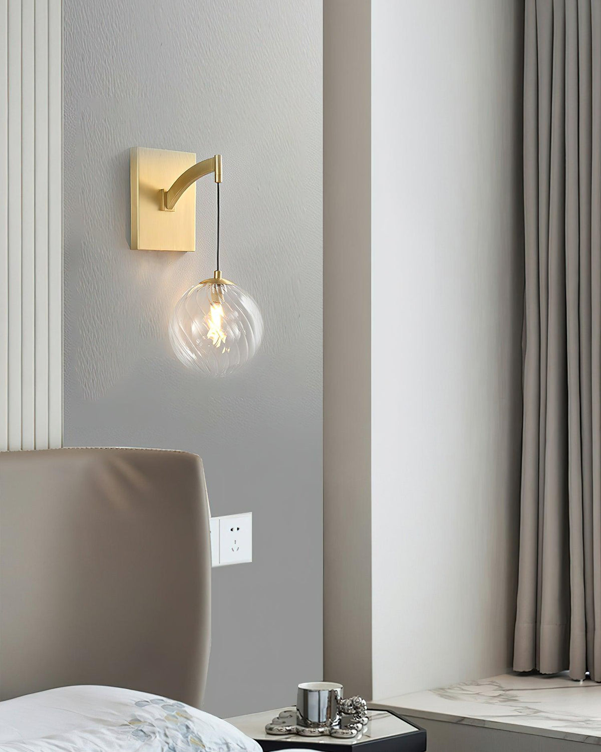 golden-globe-wall-light