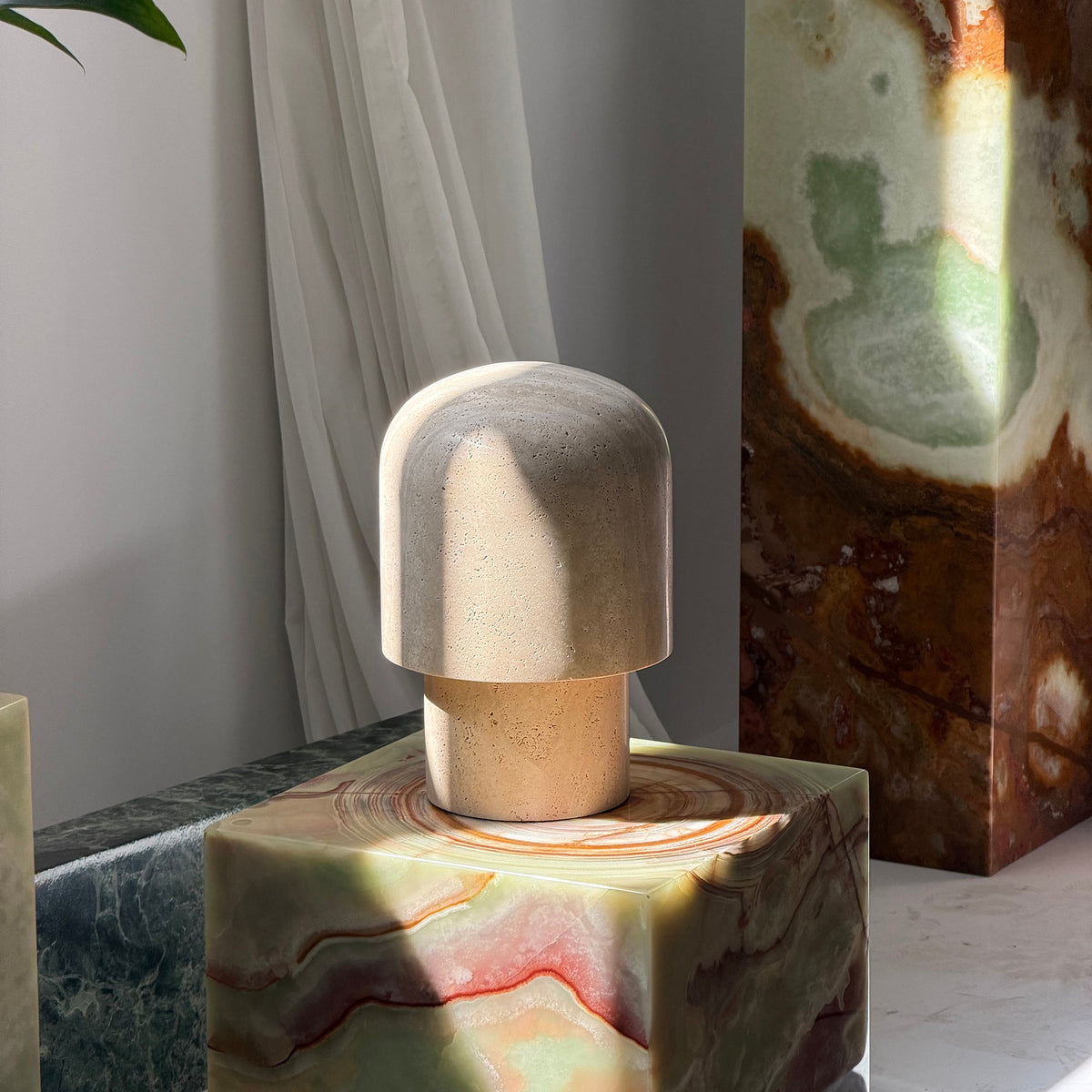 kennett-travertine-table-lamp