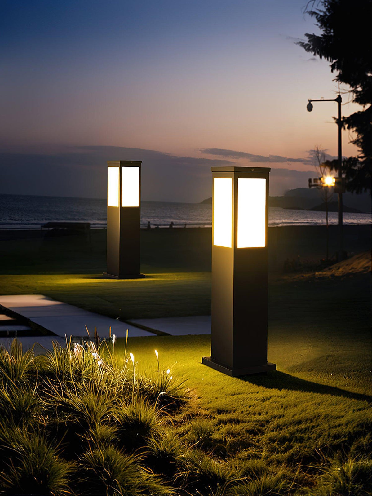 Kuzco Solar Bollard Light – Architectural Outdoor Post Lamp in Black