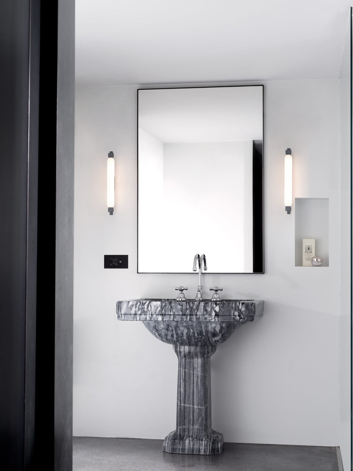 la-roche-wall-lamp
