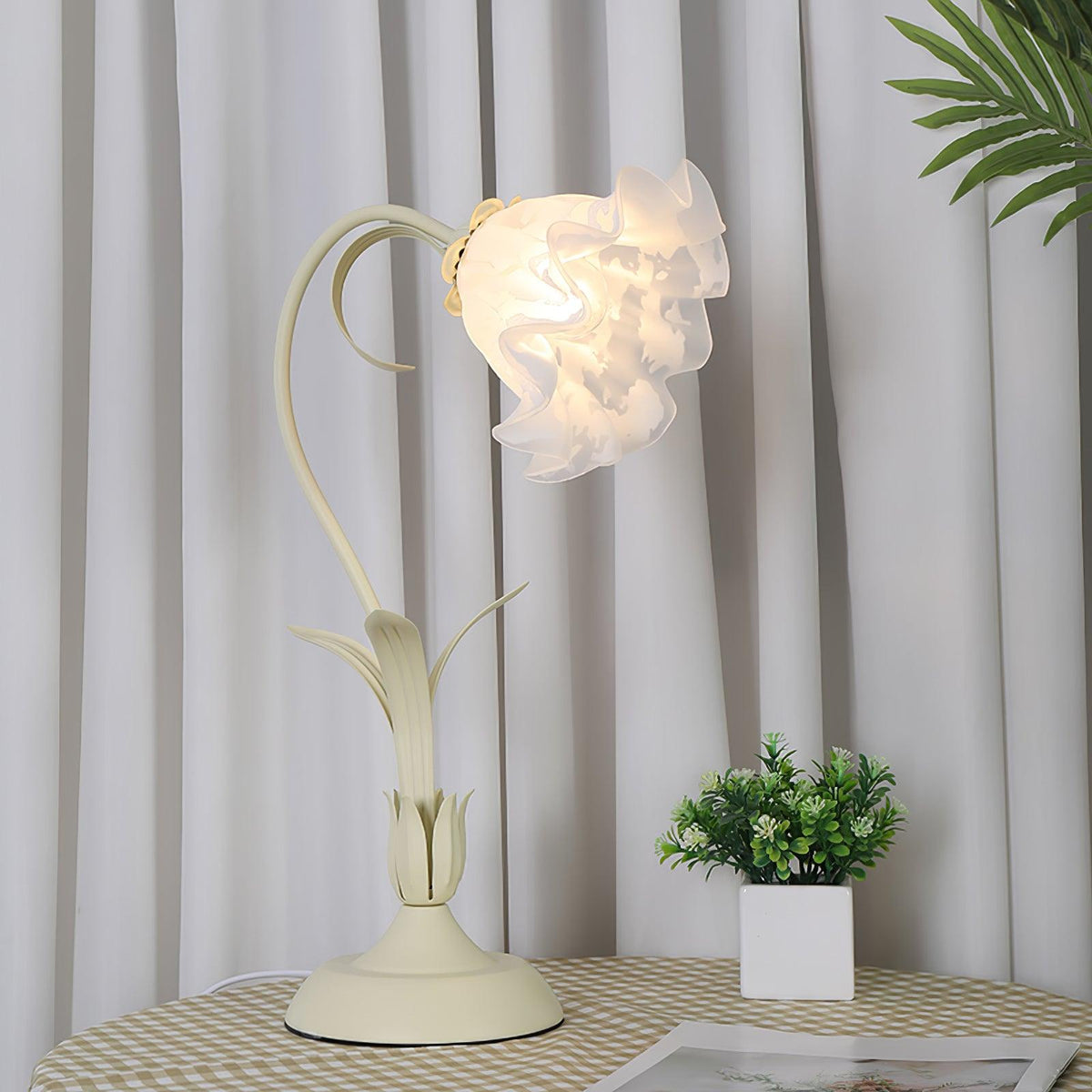 lily-of-the-valley-table-lamp