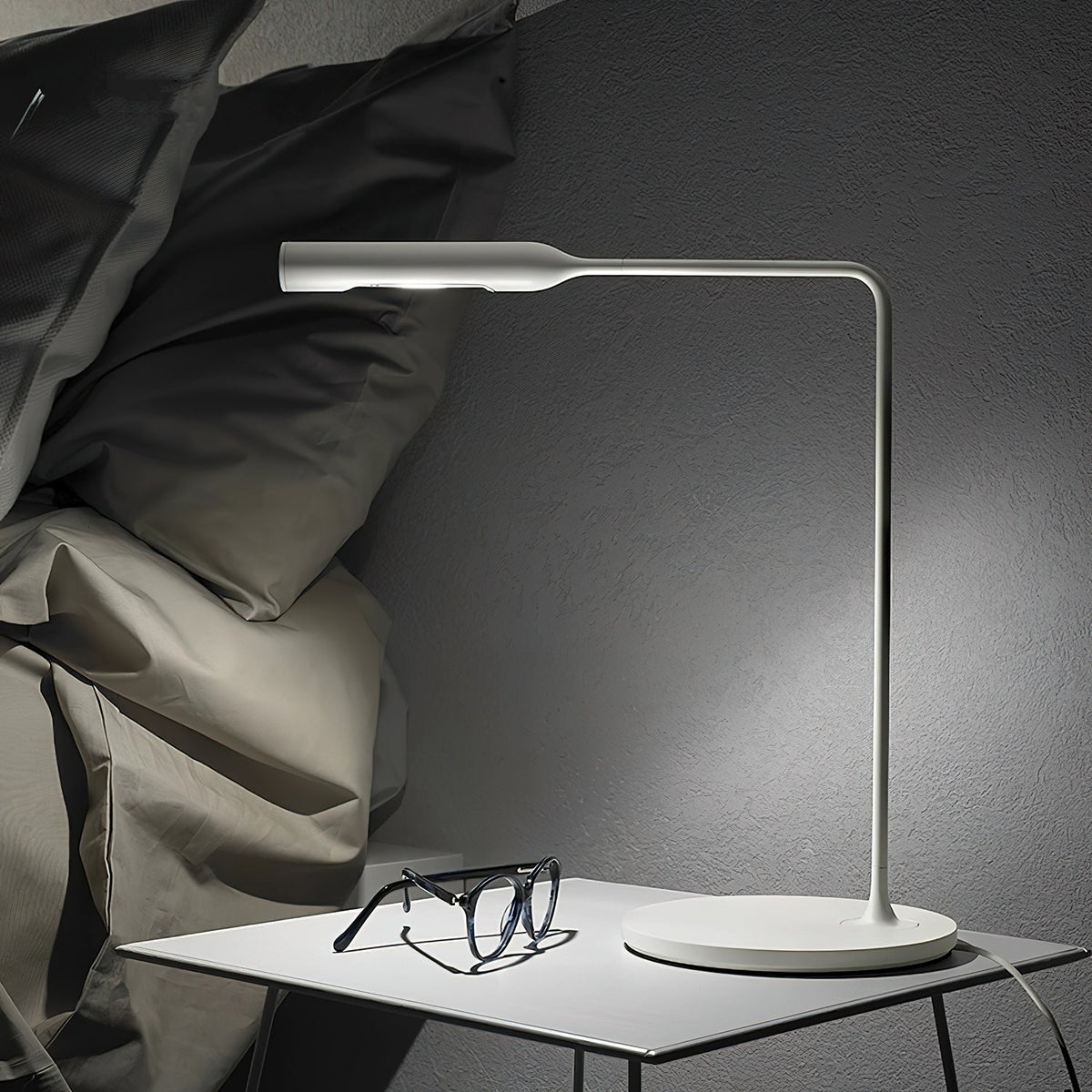 linear-grace-table-lamp