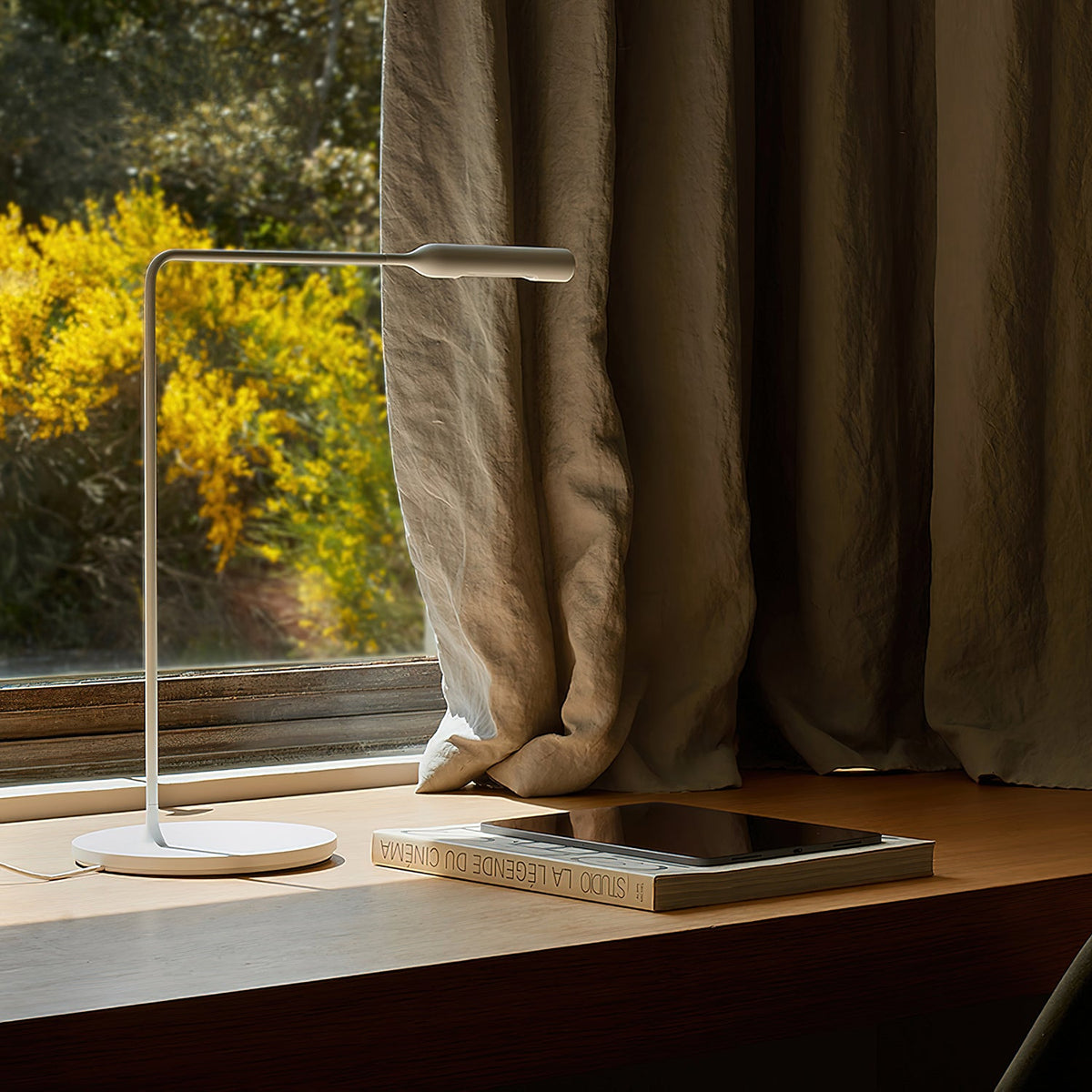 linear-grace-table-lamp
