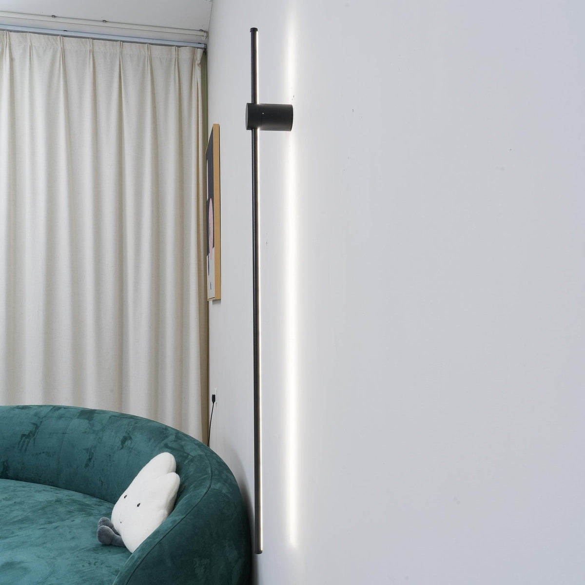 Linear LED Rechargeable Wall Sconce – Modern Minimalist Ambient Lighting