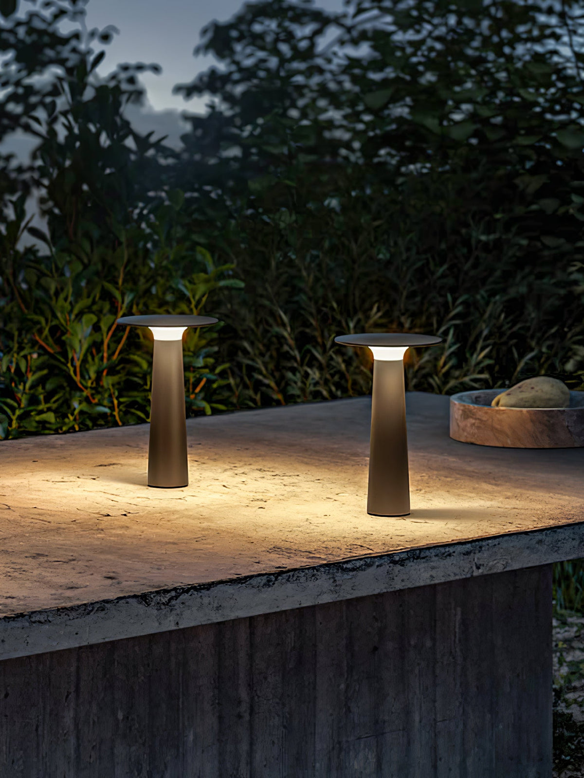 Luma Disk Solar-Powered Outdoor Table Lamp in Metal