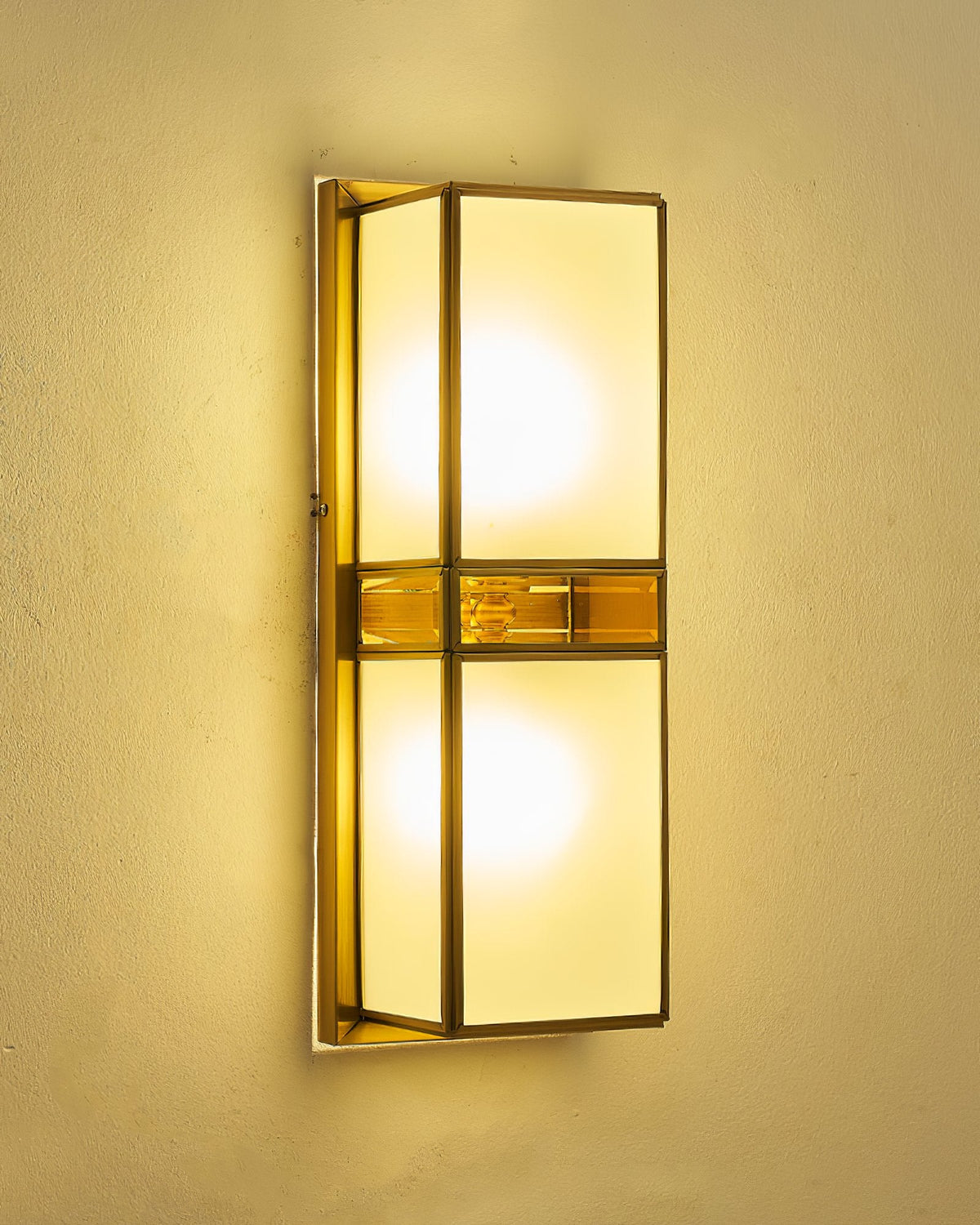 Magari Brass Wall Lamp