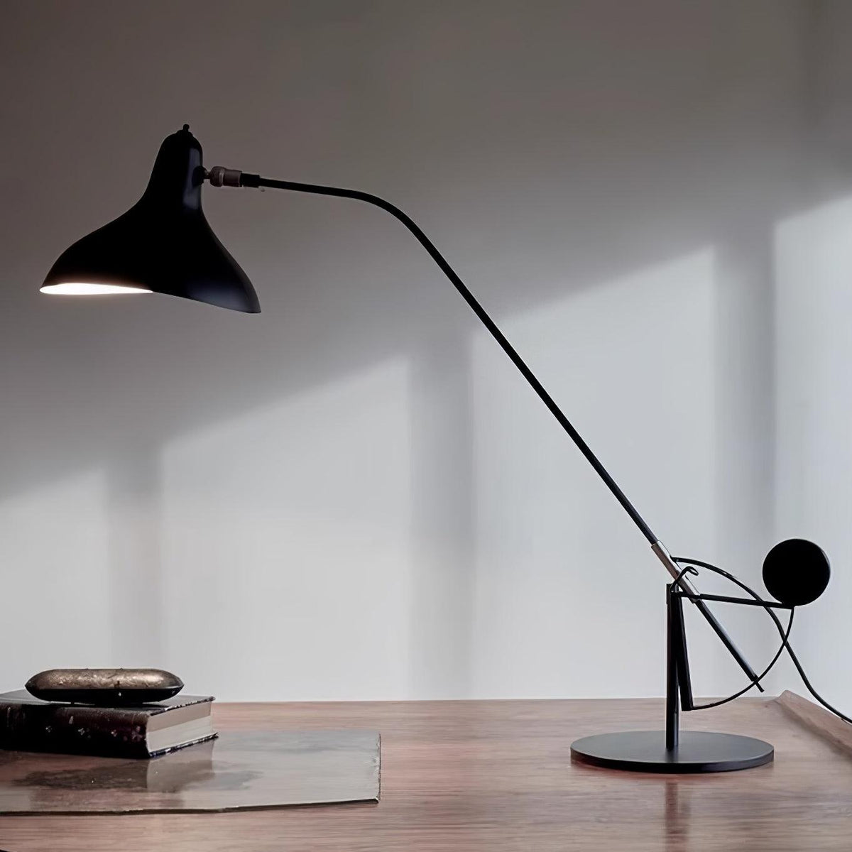 mantis-arm-table-lamp