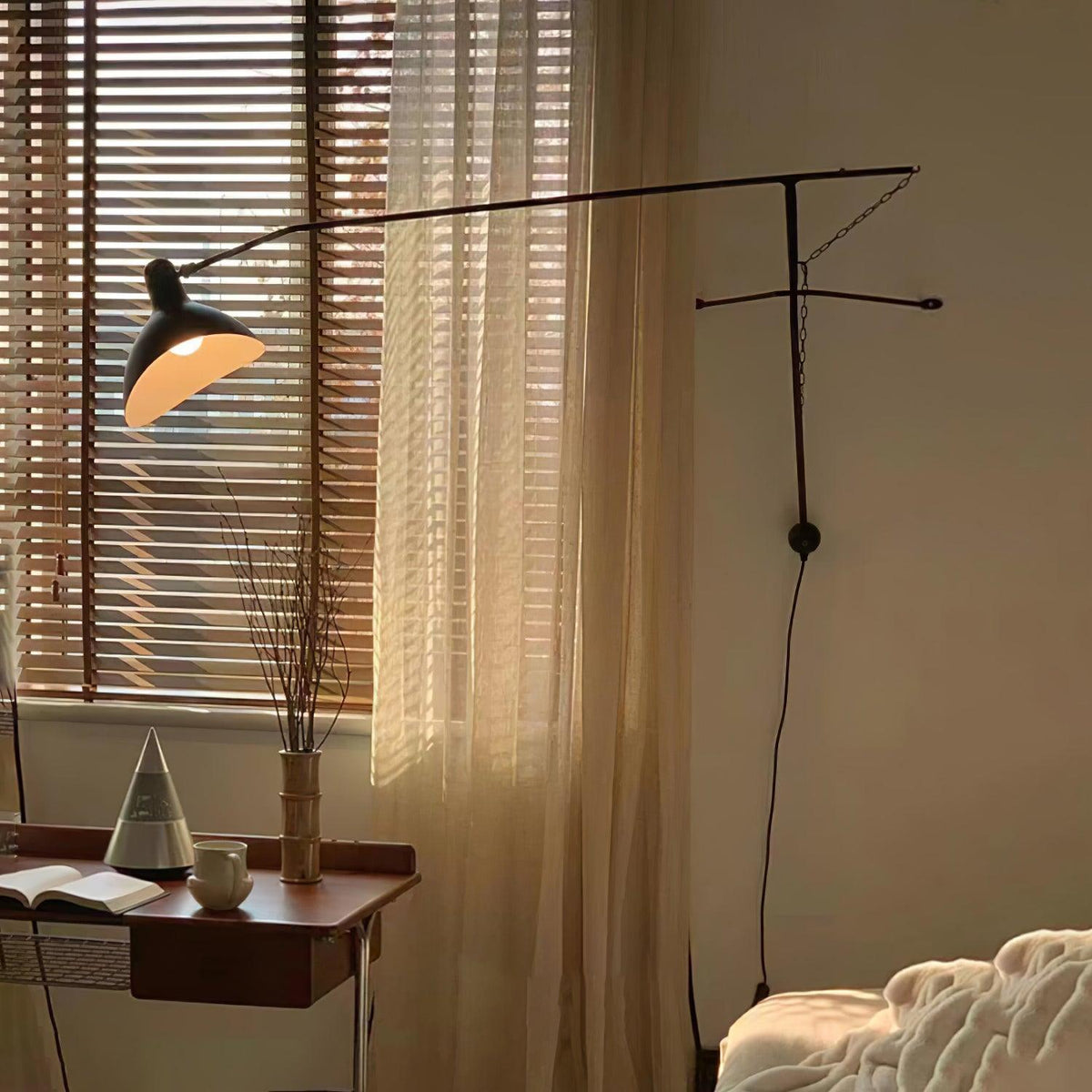 mantis-arm-wall-lamp