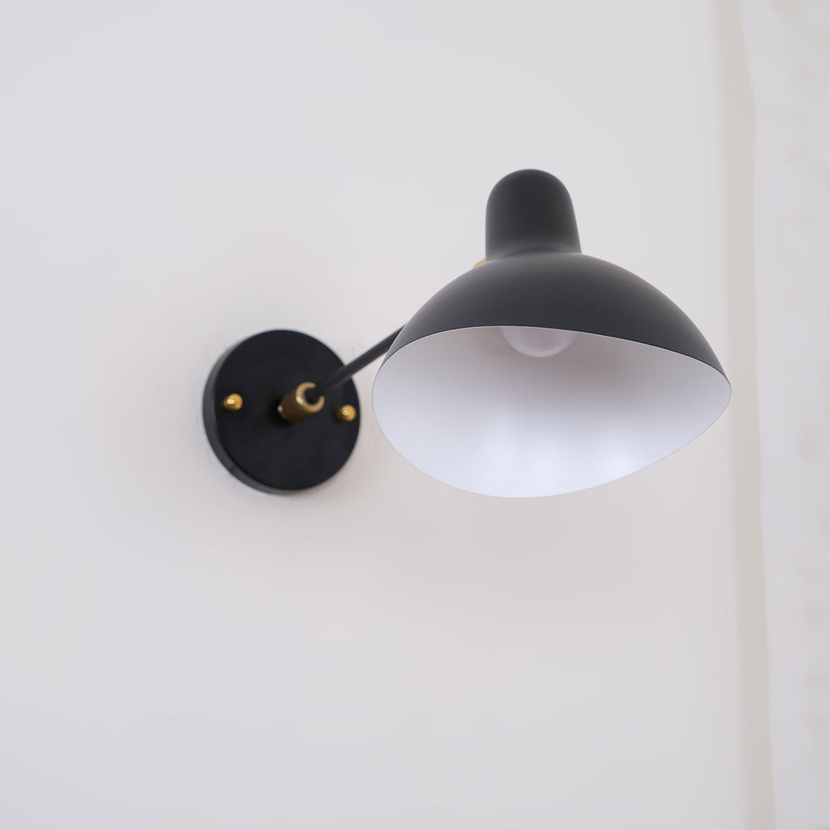 mantis-wall-lamp