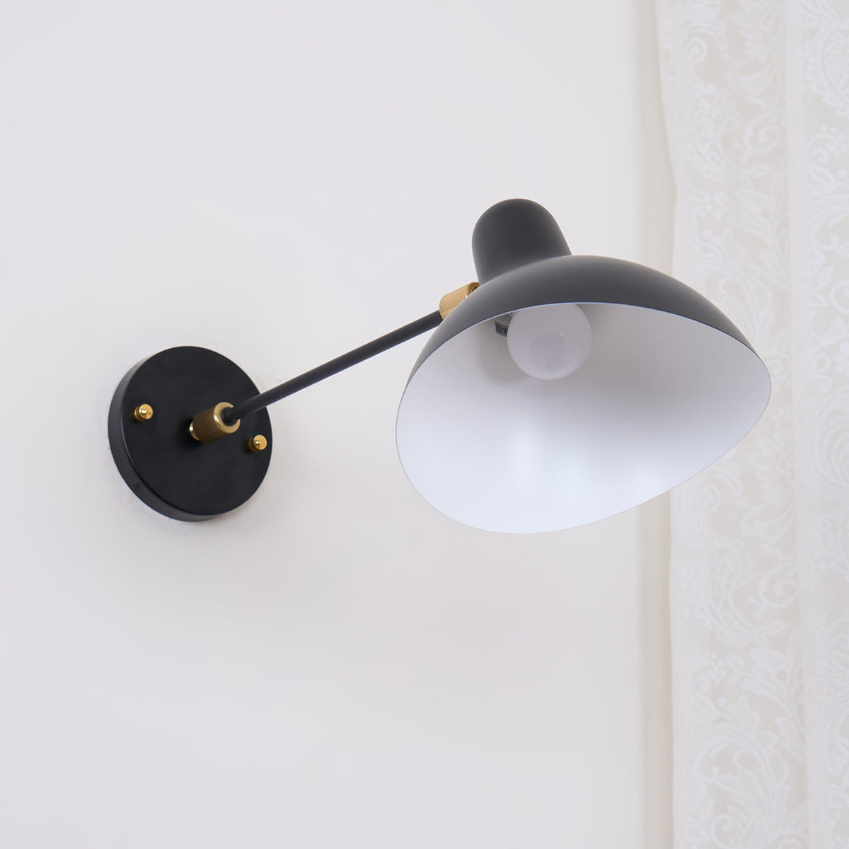 mantis-wall-lamp