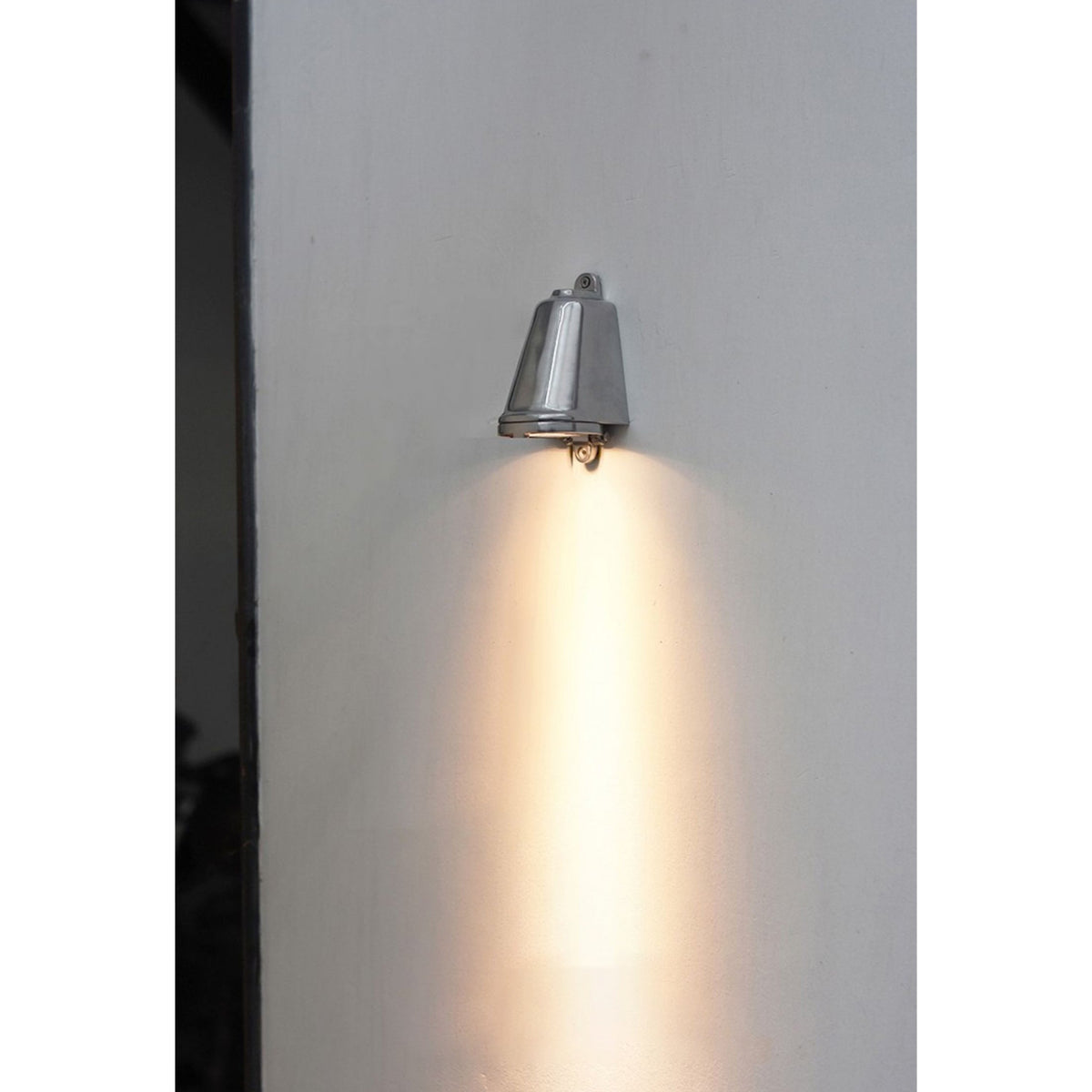 mast-wall-lamp