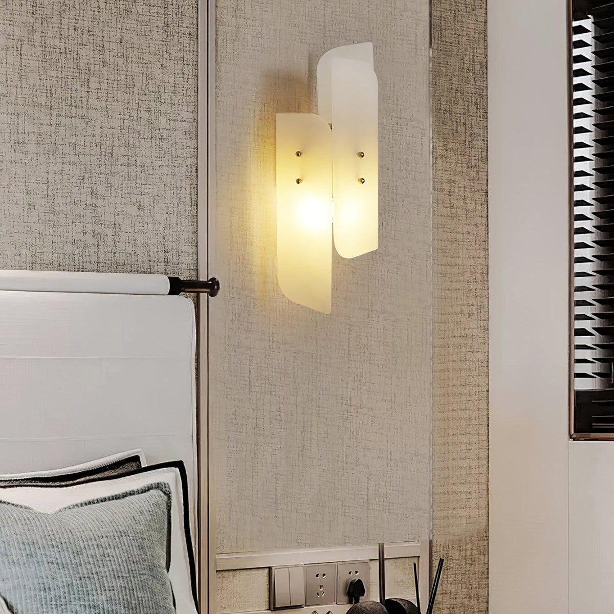 megalith-alabaster-wall-light