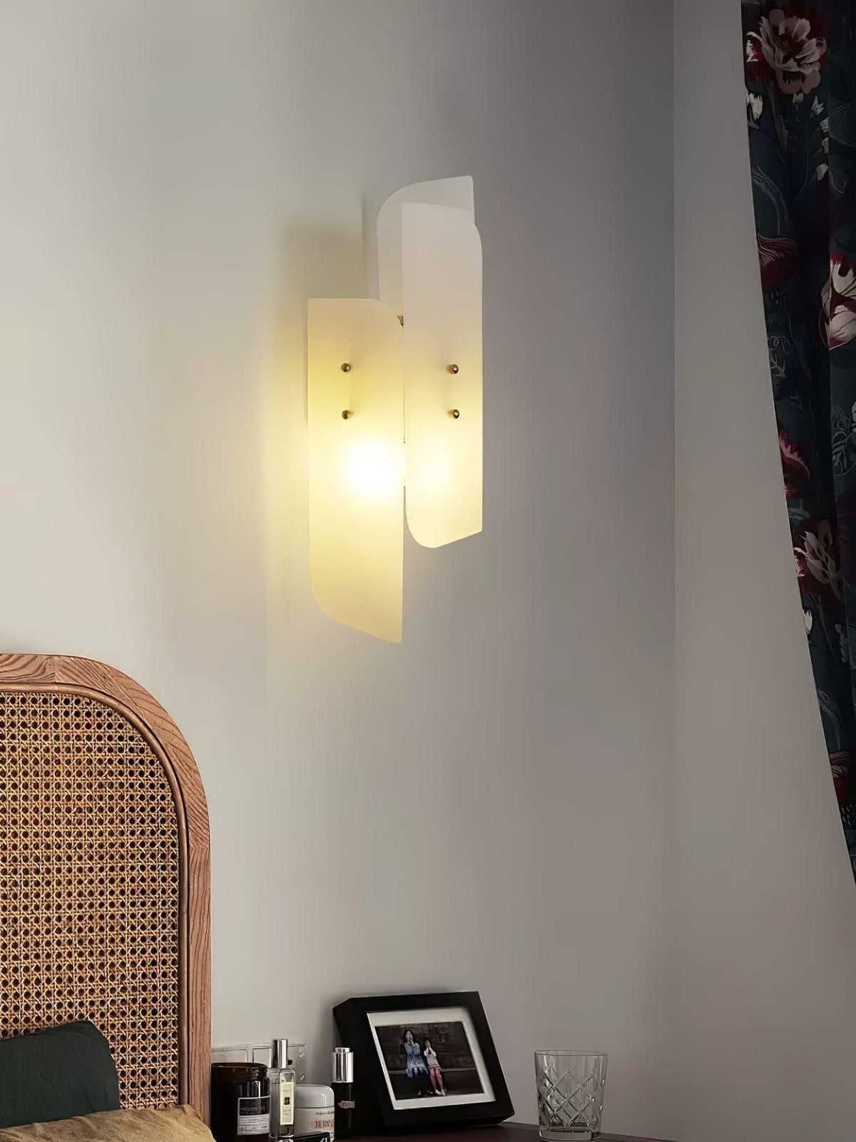 megalith-alabaster-wall-light