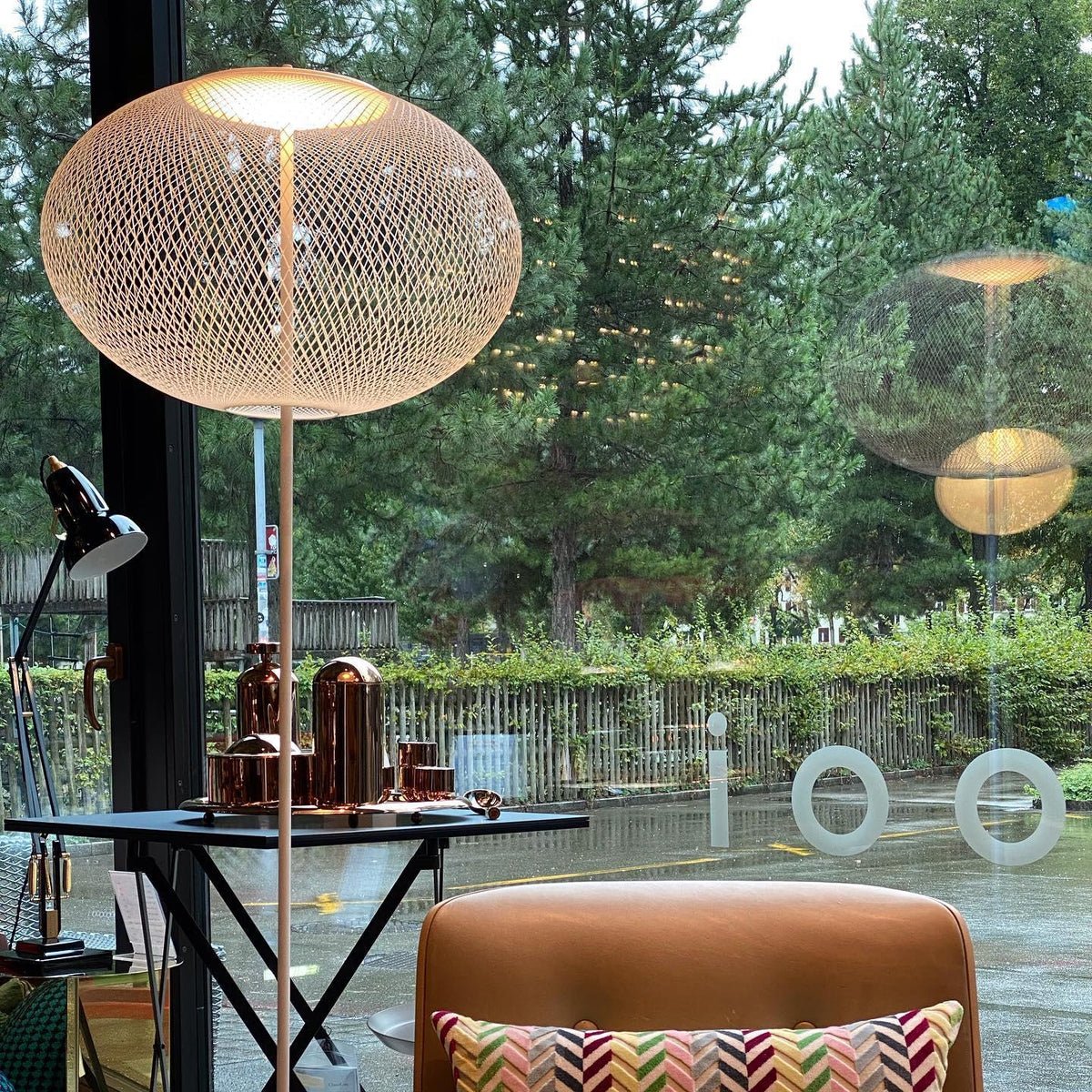 Metallic Meshwork Floor Lamp – Modern Sculptural LED Floor Lamp for Living Room & Bedroom