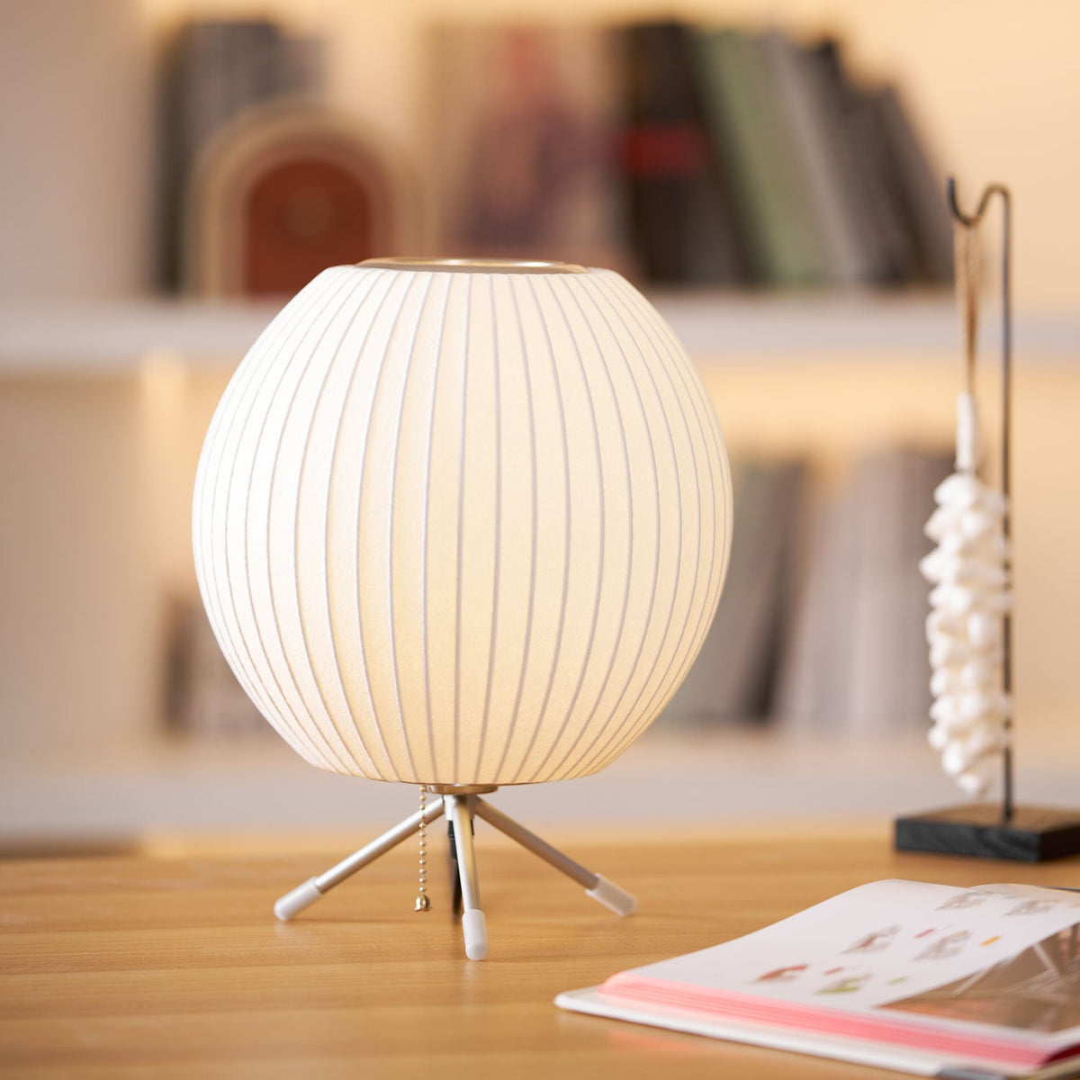 Tripod Bubble Table Lamp – Mid-Century Modern Sculptural Lighting