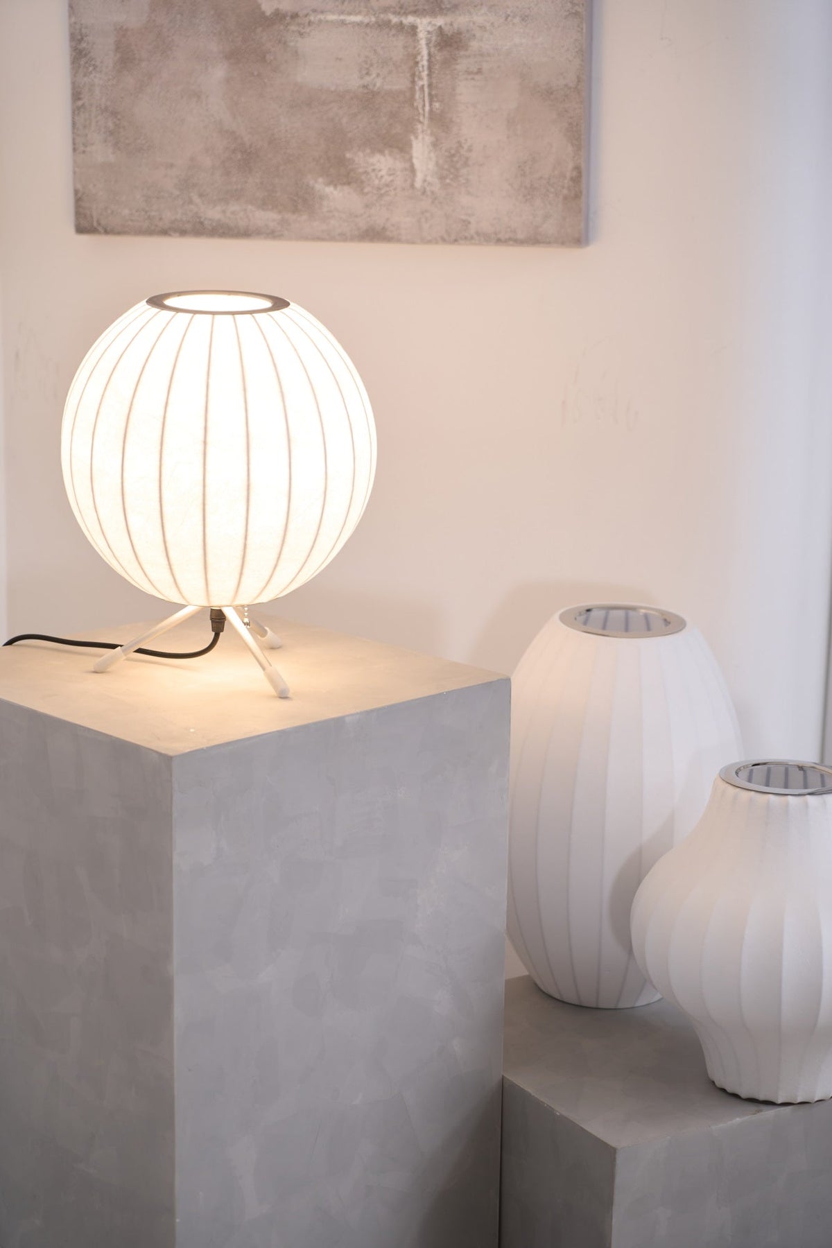 Tripod Bubble Table Lamp – Mid-Century Modern Sculptural Lighting