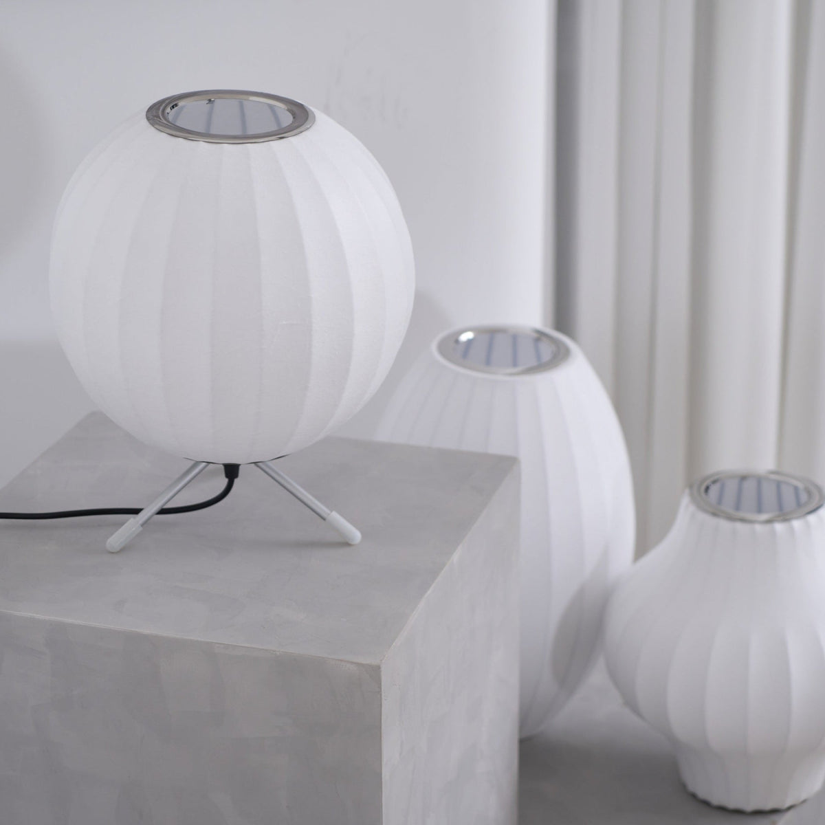 Tripod Bubble Table Lamp – Mid-Century Modern Sculptural Lighting