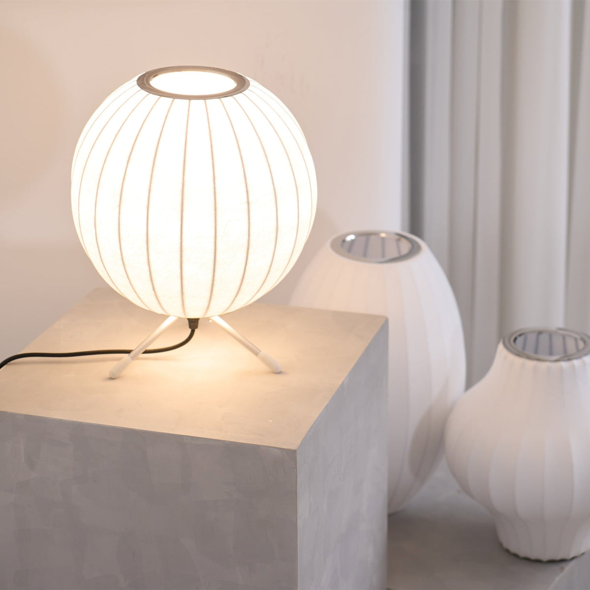 Tripod Bubble Table Lamp – Mid-Century Modern Sculptural Lighting
