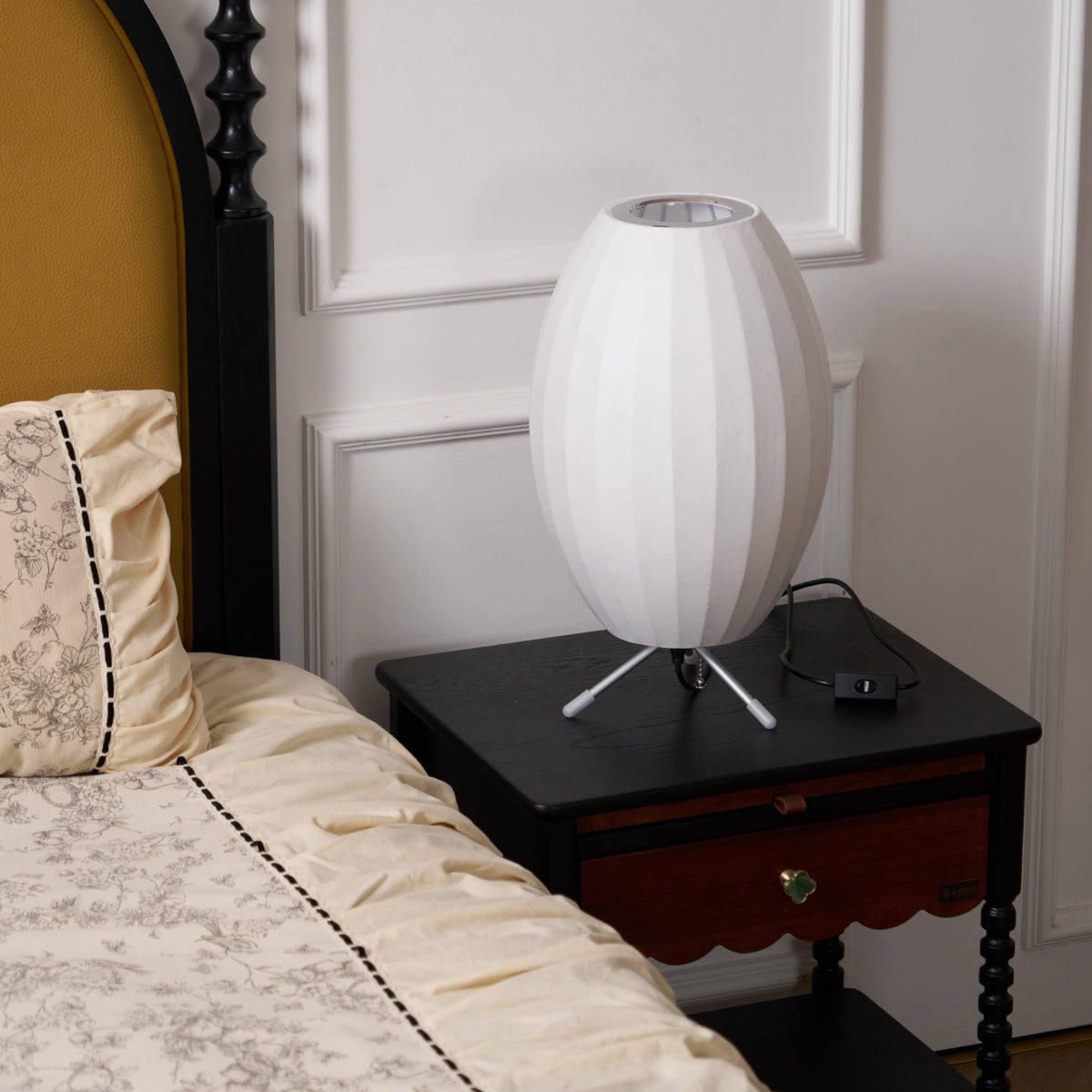 Tripod Bubble Table Lamp – Mid-Century Modern Sculptural Lighting