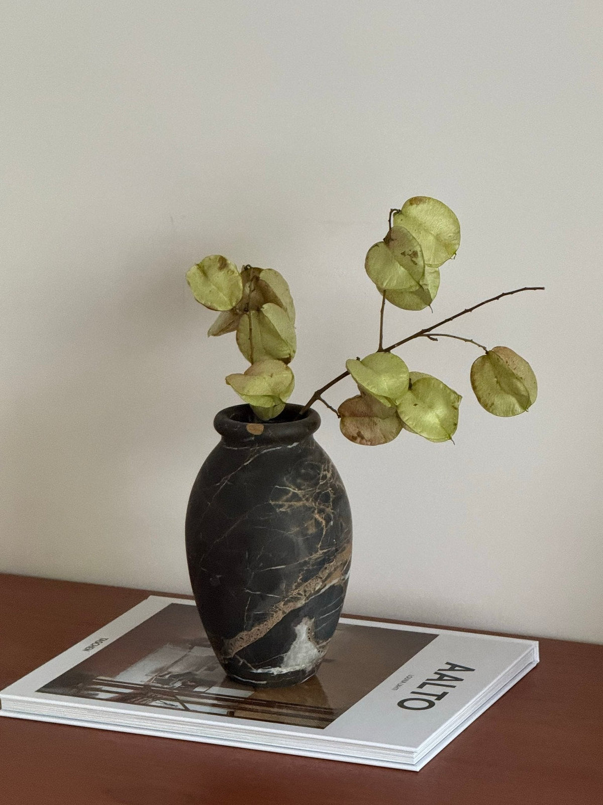 Noir Vein Stone Vase – Sculptural Marble Decor for Refined Interiors
