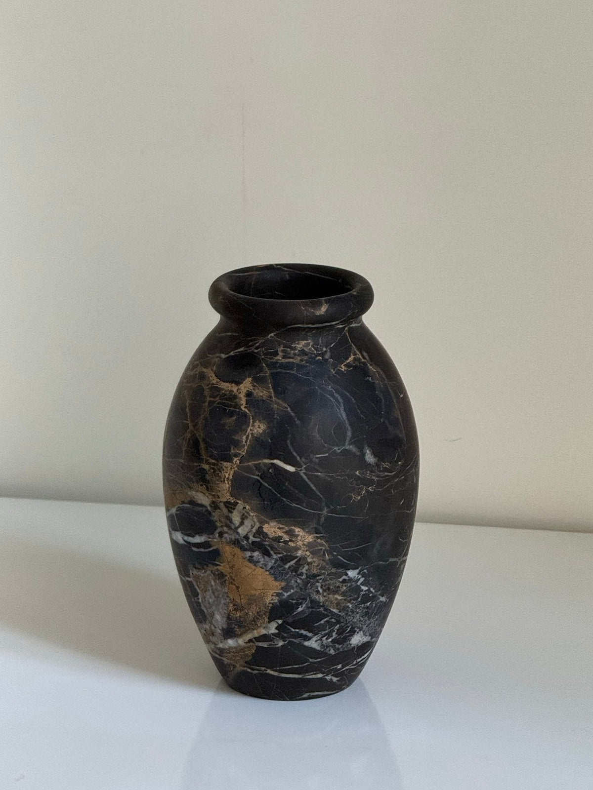 Noir Vein Stone Vase – Sculptural Marble Decor for Refined Interiors