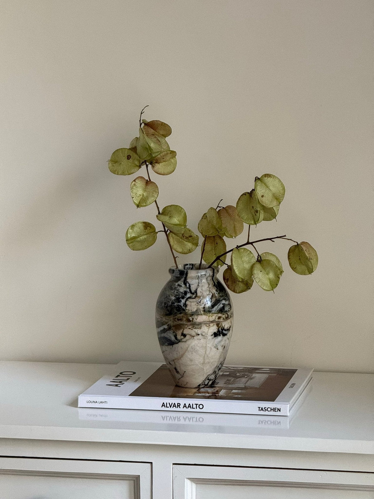 Noir Vein Stone Vase – Sculptural Marble Decor for Refined Interiors