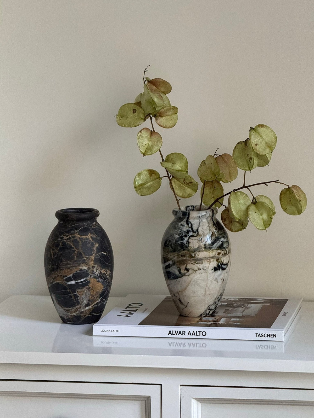 Noir Vein Stone Vase – Sculptural Marble Decor for Refined Interiors