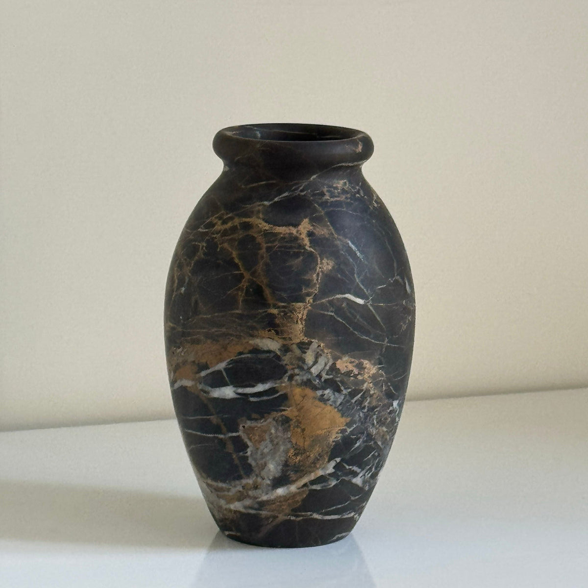 Noir Vein Stone Vase – Sculptural Marble Decor for Refined Interiors