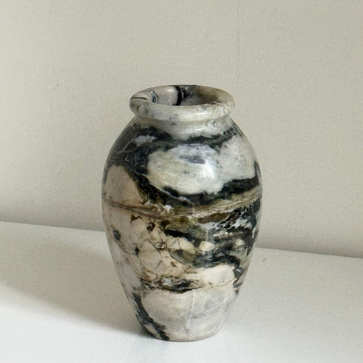 Noir Vein Stone Vase – Sculptural Marble Decor for Refined Interiors