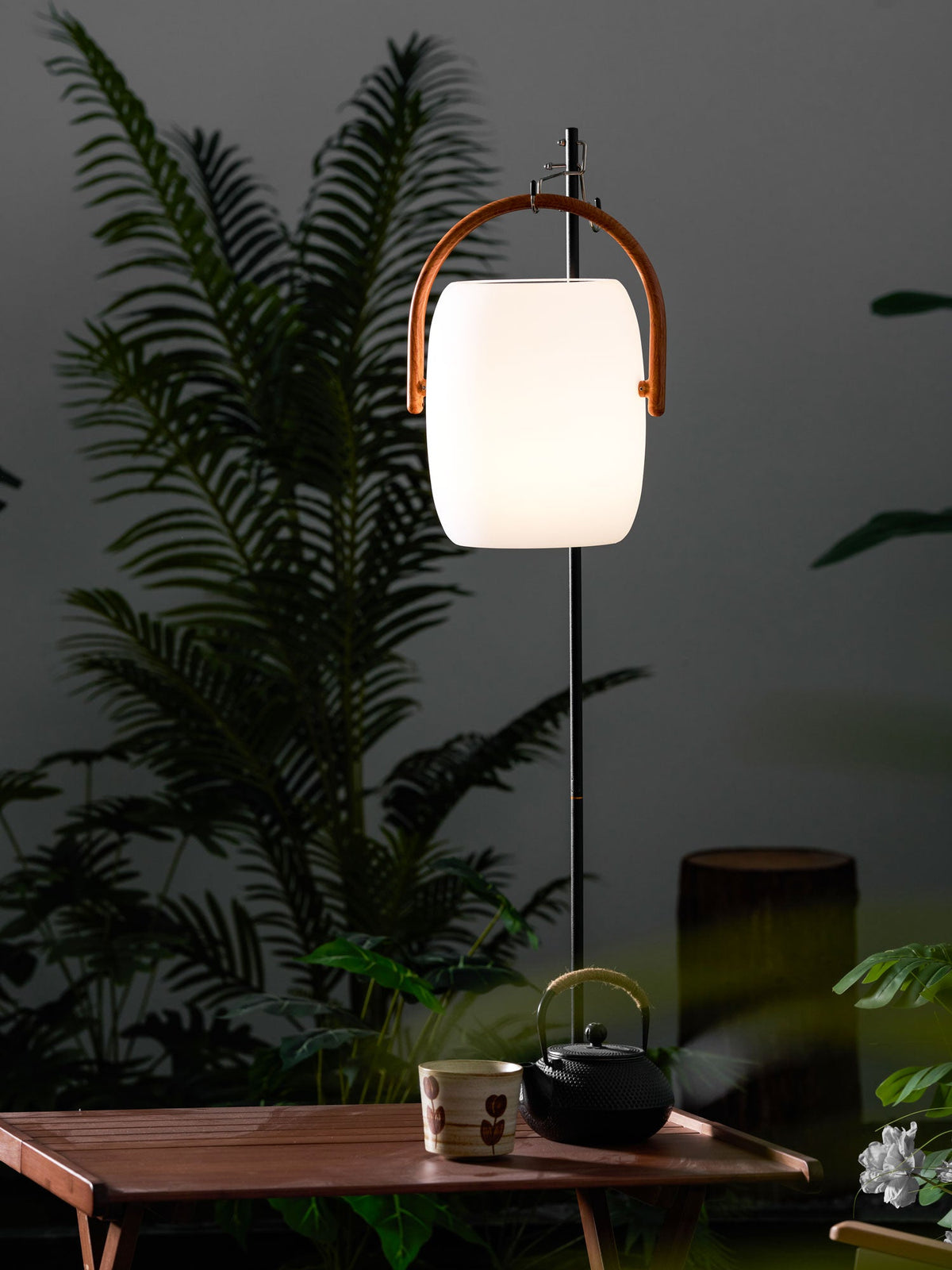 Noria Solar Outdoor Lantern – Portable LED Garden Light with Wood Handle