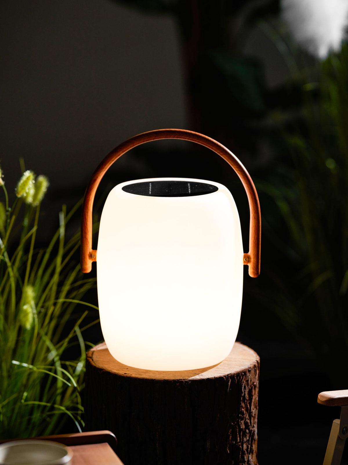 Noria Solar Outdoor Lantern – Portable LED Garden Light with Wood Handle