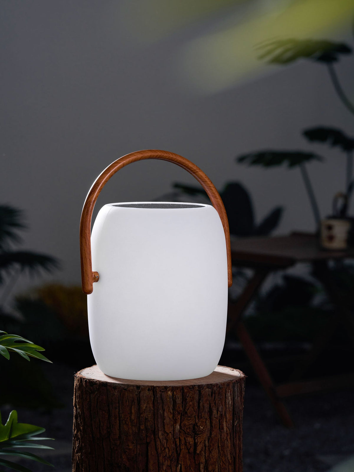 Noria Solar Outdoor Lantern – Portable LED Garden Light with Wood Handle