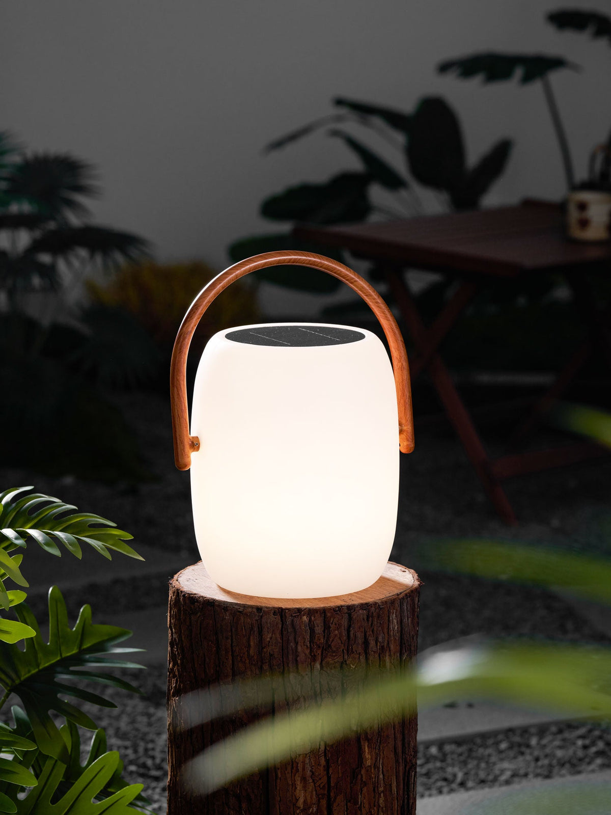 Noria Solar Outdoor Lantern – Portable LED Garden Light with Wood Handle