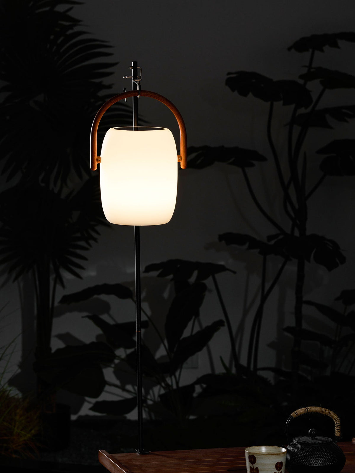 Noria Solar Outdoor Lantern – Portable LED Garden Light with Wood Handle