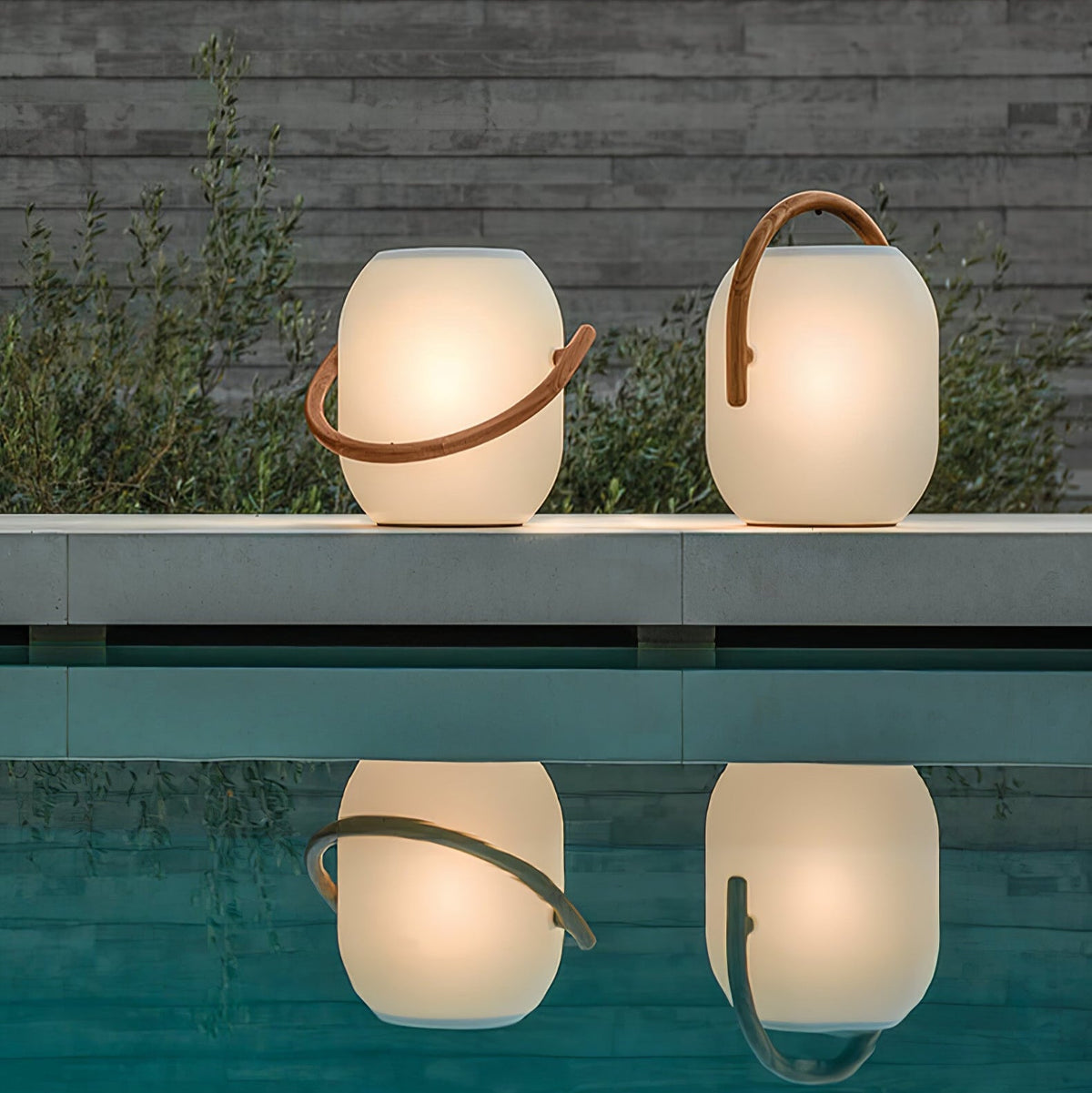 Noria Solar Outdoor Lantern – Portable LED Garden Light with Wood Handle